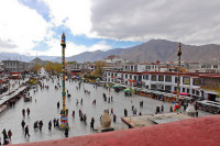 Ne intreptam spre agitata Strada Barkhor care este centrul religios si social al Lhasei. Multi pelerini se inghesuie pe aleea de 800 m lungime. Pe ambele parti ale aleii, comerciantii ofera diverse produse, in timp ce calugarii calatori mediteaza