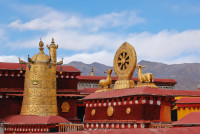 Dupa-amiaza ne intoarcem in Lhasa si continuam explorarea orasului vizitand Templul Jokhang, situat in inima Vechii Lhasa,