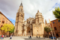 Pietonal vom strabate labirintul de stradute spre principalul monument Catedral Primada–o bijuterie a arhitecturii gotice, cu un interior monumental si o valoroasa colectie de El Greco in sacristie.
