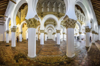 cu un interior monumental si sinagoga Santa Maria la Blanca  din Juderia (fostul cartier evreiesc).