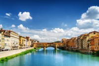 Veti ajunge pe cel mai vechi pod din oras, Ponte Vecchio