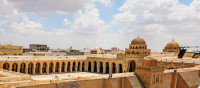 Vom incepe ziua cu un tur ghidat prin vechea Medina pentru a vizita Marea Moschee construita de generalul arab Uqba Ibn Nafi in 670 e.n.