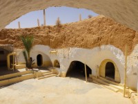 Azi ne indreptam spre vechiul sat Matmata. Aici vom remarca arhitectura vernaculara a locuintelor troglodite ale berberilor tunisieni