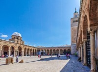 Admiram Moscheea Zaytouna, cladirile istorice, souk-urile cu condimente, cu piese ceramice
