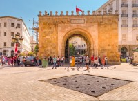 si monumentala Poarta Bab al Bahr care desparte Medina de partea noua a orasului