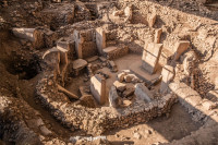 Continuam itinerarul catre Göbekli Tepe, cea mai veche structura religioasa realizata vreodata de om, care a revolutionat statutul Neoliticului Eurasiatic.