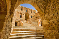 Dimineata vom explora pitorescul oras Mardin si vom incepe cu „Perla Mardinului”, Manastirea Ortodoxa Siriana Deyr’ul Zaferan (al carui nume vine de la culoarea zidurilor galbene ca sopranul), una dintre cele mai vechi din lume