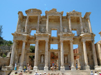 Dedicam aceasta zi vizitei Orasului Antic Efes. Construit cu 3000 de ani in urma, Efes-ul a modelat istoria civilizatiilor grecesti, turcesti si crestine