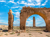 Prima parte a zilei este dedicata vizitarii vechiului oras Urfa, care dateaza aproximativ din Sec al XII-lea i.Hr., fondarea orasului actual fiind atribuita lui Seleucus I Nicador, un general al lui Alexandru cel Mare