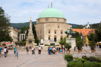 Continuam cu Piata Széchenyi unde toate constructiile din jur sunt monumente istorice, ocrotite de UNESCO. In perioada medievala aici a fost zona pietei centrale din Pécs, iar in prezent este principala atractie turistica a orasului.