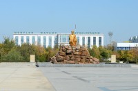 Dupa indeplinirea formalitatilor vamale, deplasare la Dashoguz pentru un scurt tur al orasului.