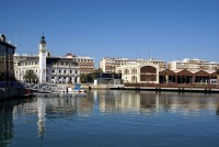 Intalnire cu ghidul local pentru un tur de oras care include zona portului,