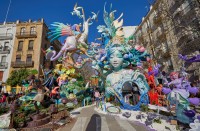 Unicitatea acestei sarbatori este data de “falla”, un monument urias alcatuit din asa numitele “ninots”