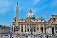 si Bazilica San Pietro–cea mai mare biserica catolica din lume unde puteti admira celebra capodopera Pieta de Michelangelo.