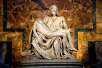 unde puteti admira celebra capodopera Pieta a lui Michelangelo.