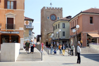 Turnul cu Ceas (Torre dell’Orologio) si cladirea istorica a teatrului Excelsior, astazi cinematograf.