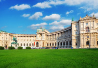 fosta resedinta de iarna a Imperiului Habsburgic, Palatul Imperial Hofburg, Parlamentul, Primaria si Burgtheater.