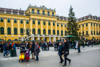 pentru vizitarea Pietei de Craciun de la Schonbrunn. Timp liber pentru cumparaturi. Aici mai puteti opta pentru o vizita a palatului cu audio-guide in Lb Romana sau o vizita la Gradina zoologica Imperiala.