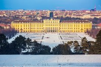 In prima parte a zilei va propunem o deplasare pietonala cu insotitorul de grup la Palatul Schonbrunn pentru vizitarea Pietei de Anul Nou de la Palatul Schonbrunn.
