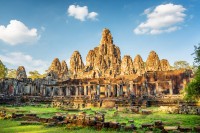Continuam cu Angkor Thom, „marele oras” sau capitala, inconjurat de ape, in care accesul in trecut era posibil numai prin una dintre cele 5 porti. Portile infatiseaza elefanti cu trei capete care trag flori de lotus.