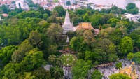 Continuam turul apoi cu Wat Phnom, templu realizat in Sec al XIV-lea
