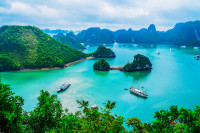 Din Hanoi plecam spre golful Tonkin unde vom face o croaziera pe splendidul Golf Ha Long, inclus de UNESCO in Patrimoniul Mondial, cu aproape 3.000 de insule distincte acoperite de o vegetatie luxurianta.