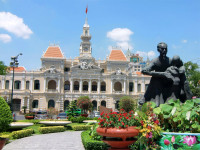 Dimineata exploram Saigonul: Oficiul Postal remarcabil prin incinta cu bolta si iluminatoare amintind de garile din Europa Sec al XIX-lea