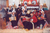 si pentru costumele populare pe care unii localnici le mai poarta si astazi. Numai aici veti avea ocazia sa vedeti femei purtand traditionala boneta cu varful ascutit, celebra peste tot in lume, un adevarat simbol al Olandei.