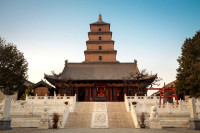 Continuam turul cu vizitarea complexul arhitectural Marea Pagoda a Gaste Salbatice, locul de unde s-a raspandit budismul in China. Complexul dateaza din timpul dinastiei Tang si este simbolul Xian-ului.
