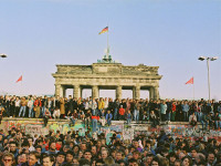 Faimosul Zid al Berlinului care obisnuia sa imparta orasul in doua parti distincte, despartind aproape 30 de ani familii si prieteni.