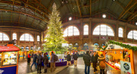 sau de pomul de Craciun cu cristale Swarowsky, inalt de 15 metri, in Christkindlimarkt de la Gara principala in Zurich, exista o piata de Craciun care sa se potriveasca fiecarui gust.