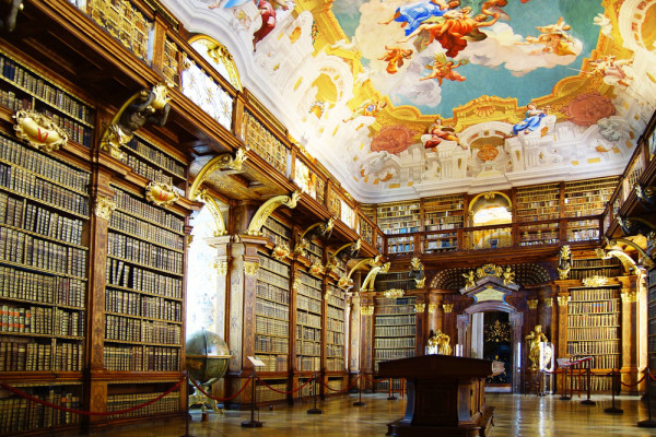 Aici se afla si una dintre cele mai mari biblioteci din lume.