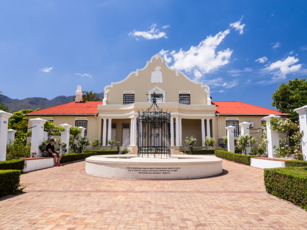 Ne continuam drumul viticol catre orasul Franschhoek, considerat capitala culinara a Africii de Sud.