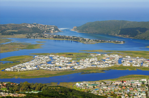 Orasul se afla la marginea unei minunate lagune care se deschide intre doua faleze de calcar printre care patrund apele oceanului.