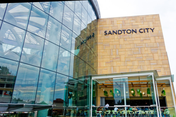 Destinatia finala a zilei va fi Sandton “orasul bursei”, dar si perla rafinamentului in domeniul hotelurilor, restaurantelor, magazinelor sau a cluburilor de noapte.