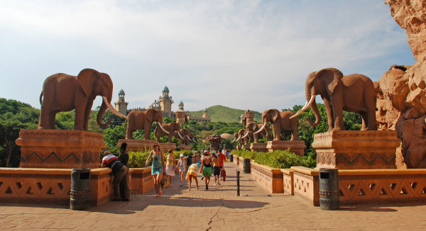 Cu frumoase gradini botanice, parcuri cu animale, 2 terenuri de golf renumite, cazinouri, hoteluri selecte, peste 41 de baruri și restaurante care ofera bauturi si mancaruri alese, Sun City asteapta sa va incante.