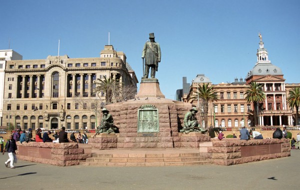 Continuam cu Piata Catedralei, dominata de statuia lui Paul Kruger, presedinte al Africii de Sud in perioada 1883 – 1900