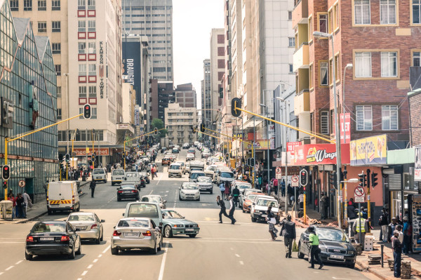 Asezat la o altitudine de peste 1.700 de metri, Johannesburg este orasul sud-african care s-a transformat cel mai mult si se mandreste cu amestecul de culturi si limbi ale celor peste 6 milioane de locuitori !
