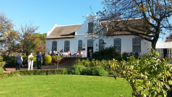 Continuam excursia catre Stellenbosch via pasul Helshoogte, nu inainte de a ne bucura de o Degustare de vin si pranz la Neethlingshof Wine Estate.
