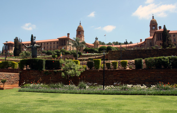 In acest loc Nelson Mandela a fost investit cu mandatul de presedinte al Africii de Sud in 1994, iar astazi putem admira inalta sa statuie din bronz ce face parte din patrimoniul national.