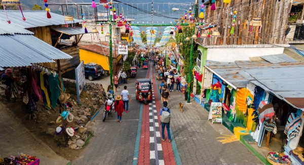 Veti incepe ziua cu o plimbare cu barca spre satul San Juan La Laguna, unde veti face cunostinta cu locuitorii culturii Maya Tz'utujil