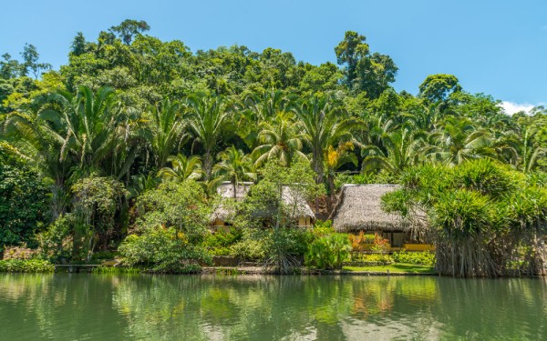 Calatoria continua apoi catre Rio Dulce, o mica asezare pe malul raului cu acelasi nume care este locul perfect pentru explorarea ruinelor maya din apropiere.