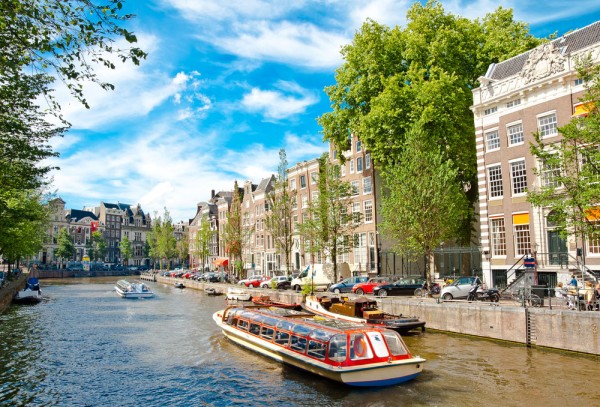 Cu peste 1.000 de canale, unite de sute de poduri fixe sau mobile, Amsterdamul a primit pe drept titlul de Venetia Nordului.