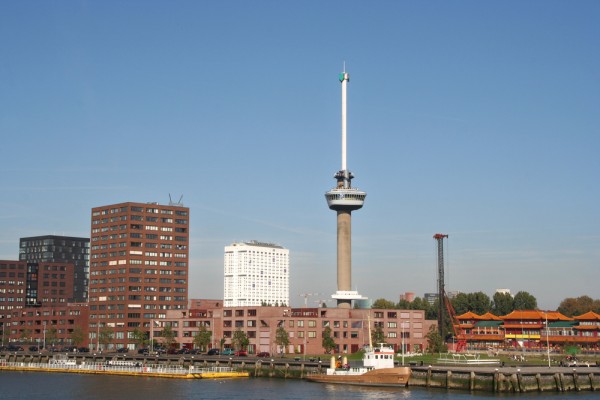 Turnul Euromast ofera o panorama superba a intregului oras dar si a portului, de la o altitudine de 96 m si este inclus in Federatia Mondiala a Marilor Turnuri.