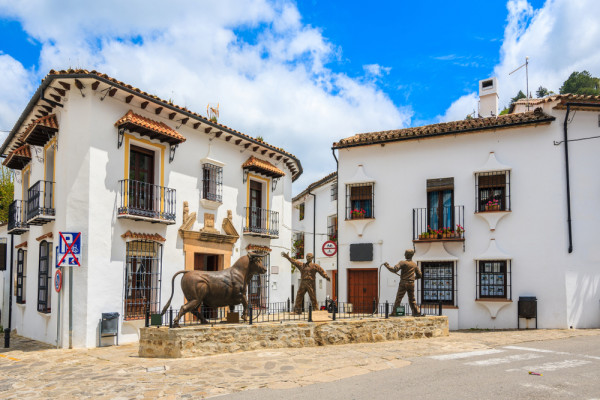 Plaza de España, aliniata cu baruri si restaurante, primaria satului (ayuntamiento) si biserica parohiala, Iglesia de la Encarnación.