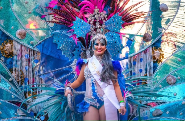 De la ora pranzului in Plaza Constitucion au loc concursuri de costume si desigur Parada Zeilor si Zeitelor