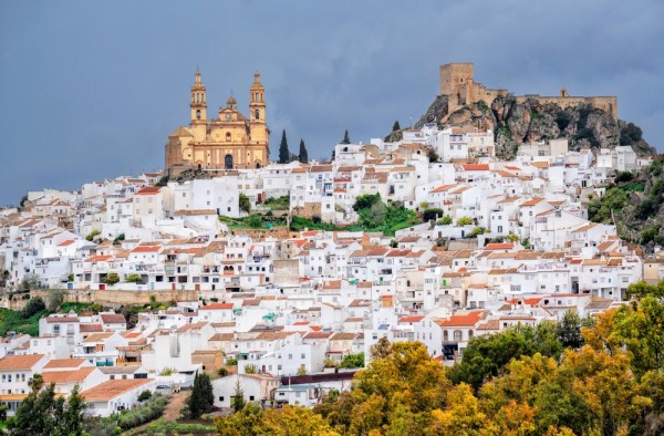 Apoi ne indreptam catre Olvera, situat strategic in varful unui deal, cu un impresionant castel maur care ofera privelisti uimitoare asupra peisajului rural inconjurator.