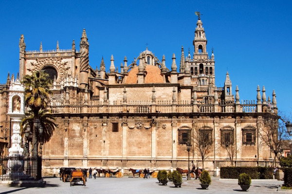 pentru a incheia la Catedrala-cea mai mare catedrala gotica din lume ce a fost construita pe locul moscheii principale din Sevilla de la care se pastreaza minaretul, azi  devenit turnul–clopotnita Giralda–simbol al orasului.
