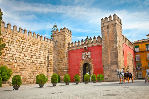 continuam prin labirintul de stradute din Barrio de Santa Cruz si pe langa zidurile Alcazarului Regal