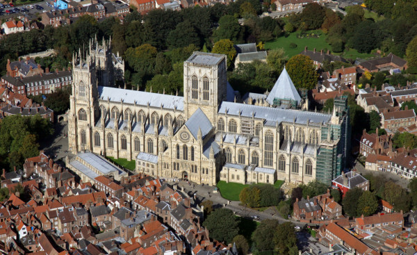 Descoperim orasul York incepand cu principala atractie, magnificul York Minster (Catedrala si Biserica Metropolitana Sf. Petru), cea mai mare biserica medievala din nordul Europei, celebra mai ales pentru cele 120 de vitralii pictate.